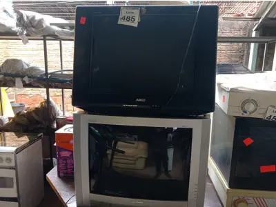 LOTE 485 - 02 TV’S DE TUBO ANTIGAS MARCA AIKO E GRADIENTE. (NO ESTADO) ATENÇÃO! FAZER A VISITAÇÃO ANTES DE ARREMATAR, NÃO SABEMOS SE FUNCIONA. LEILÃO NÃO TEM GARANTIA E NEM DEVOLUÇÃO, SUJEITO A POSSÍVEIS AVARIAS VISÍVEIS/OCULTAS E/OU AUSÊNCIA DE COMPONENTES.