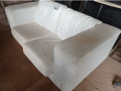 LOTE 483 - 01 SOFÁ DE DOIS LUGARES DE COURO NA COR BRANCA. (NO ESTADO) ATENÇÃO! FAZER A VISITAÇÃO ANTES DE ARREMATAR, NÃO SABEMOS SE FUNCIONA. LEILÃO NÃO TEM GARANTIA E NEM DEVOLUÇÃO, SUJEITO A POSSÍVEIS AVARIAS VISÍVEIS/OCULTAS E/OU AUSÊNCIA DE COMPONENTES.