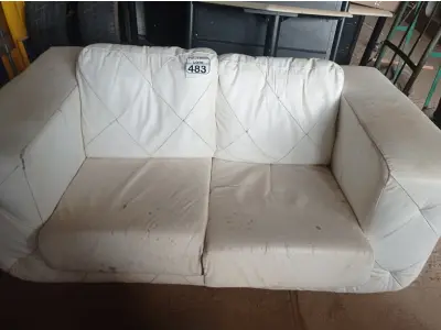 LOTE 483 - 01 SOFÁ DE DOIS LUGARES DE COURO NA COR BRANCA. (NO ESTADO) ATENÇÃO! FAZER A VISITAÇÃO ANTES DE ARREMATAR, NÃO SABEMOS SE FUNCIONA. LEILÃO NÃO TEM GARANTIA E NEM DEVOLUÇÃO, SUJEITO A POSSÍVEIS AVARIAS VISÍVEIS/OCULTAS E/OU AUSÊNCIA DE COMPONENTES.