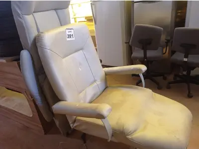 LOTE 391 - 02 POLTRONAS SENDO UMA INCOMPLETA. (NO ESTADO) ATENÇÃO! FAZER A VISITAÇÃO ANTES DE ARREMATAR, NÃO SABEMOS SE FUNCIONA. LEILÃO NÃO TEM GARANTIA E NEM DEVOLUÇÃO, SUJEITO A POSSÍVEIS AVARIAS VISÍVEIS/OCULTAS E/OU AUSÊNCIA DE COMPONENTES.
