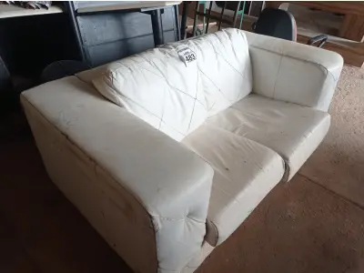 LOTE 483 - 01 SOFÁ DE DOIS LUGARES DE COURO NA COR BRANCA. (NO ESTADO) ATENÇÃO! FAZER A VISITAÇÃO ANTES DE ARREMATAR, NÃO SABEMOS SE FUNCIONA. LEILÃO NÃO TEM GARANTIA E NEM DEVOLUÇÃO, SUJEITO A POSSÍVEIS AVARIAS VISÍVEIS/OCULTAS E/OU AUSÊNCIA DE COMPONENTES.