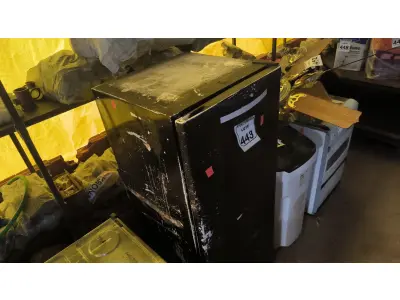 LOTE 443 - 01 GELADEIRA NA COR PRETA. (NO ESTADO) ATENÇÃO! FAZER A VISITAÇÃO ANTES DE ARREMATAR, NÃO SABEMOS SE FUNCIONA. LEILÃO NÃO TEM GARANTIA E NEM DEVOLUÇÃO, SUJEITO A POSSÍVEIS AVARIAS VISÍVEIS/OCULTAS E/OU AUSÊNCIA DE COMPONENTES.