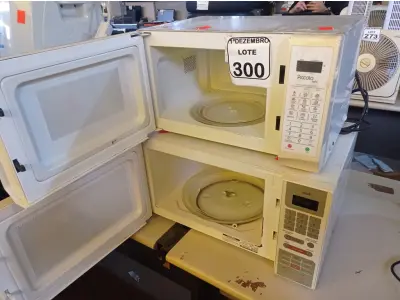 LOTE 300 - 02 MICRO-ONDAS MARCA BRASTEMP E PANASONIC C/PRATO. (NO ESTADO) ATENÇÃO! FAZER A VISITAÇÃO ANTES DE ARREMATAR, NÃO SABEMOS SE FUNCIONA. LEILÃO NÃO TEM GARANTIA E NEM DEVOLUÇÃO, SUJEITO A POSSÍVEIS AVARIAS VISÍVEIS/OCULTAS E/OU AUSÊNCIA DE COMPONENTES.