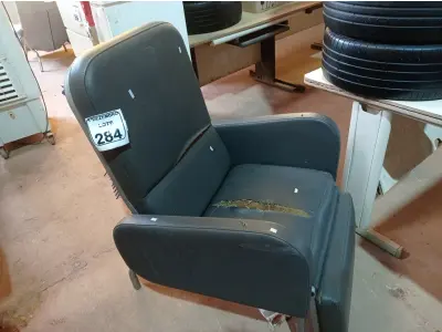 LOTE 284 - 01 CADEIRA DE DESCANSO. (NO ESTADO) ATENÇÃO! FAZER A VISITAÇÃO ANTES DE ARREMATAR, NÃO SABEMOS SE FUNCIONA. LEILÃO NÃO TEM GARANTIA E NEM DEVOLUÇÃO, SUJEITO A POSSÍVEIS AVARIAS VISÍVEIS/OCULTAS E/OU AUSÊNCIA DE COMPONENTES.