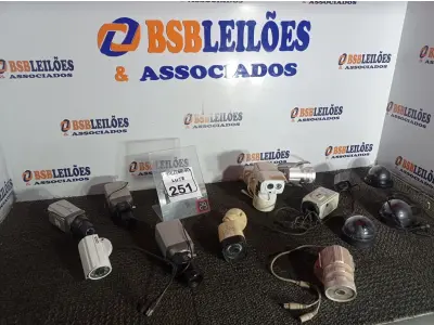 LOTE 251 - 01 LOTE C/VÁRIAS CÂMERAS DE SEGURANÇA MARCAS E MODELOS DIVERSOS. (NO ESTADO) ATENÇÃO! FAZER A VISITAÇÃO ANTES DE ARREMATAR, NÃO SABEMOS SE FUNCIONA. LEILÃO NÃO TEM GARANTIA E NEM DEVOLUÇÃO, SUJEITO A POSSÍVEIS AVARIAS VISÍVEIS/OCULTAS E/OU AUSÊNCIA DE COMPONENTES.