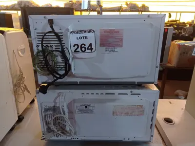 LOTE 264 - 02 MICRO-ONDAS C/PRATO MARCA BRASTEMP E PANASONIC. (NO ESTADO) ATENÇÃO! FAZER A VISITAÇÃO ANTES DE ARREMATAR, NÃO SABEMOS SE FUNCIONA. LEILÃO NÃO TEM GARANTIA E NEM DEVOLUÇÃO, SUJEITO A POSSÍVEIS AVARIAS VISÍVEIS/OCULTAS E/OU AUSÊNCIA DE COMPONENTES.
