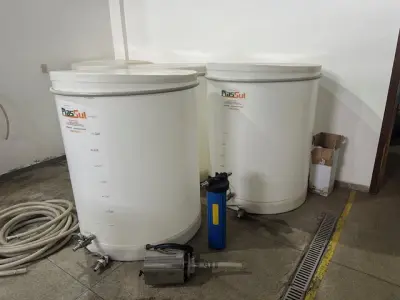 LOTE 001 - 01 FÁBRICA DE BEBIDAS COMPLETA, PRONTA PARA A OPERAÇÃO. OS EQUIPAMENTOS SERVEM PARA ENVASE DE LÍQUIDOS E PODEM SER USADOS PARA SUCO, ÁGUA MINERAL, CHÁ, KOMBUCHA, CERVEJA, VINHO, LEITE E IOGURTE. TODOS OS EQUIPAMENTOS QUE ENTRAM EM CONTATO COM A BEBIDA SEGUEM AS NORMAS EXIGIDAS PELO MINISTÉRIO DA AGRICULTURA (DE INOX OU OUTRO MATERIAL INERTE, FACILMENTE LAVÁVEIS E DESMONTÁVEIS). SÃO MODERNOS E DE ALTÍSSIMA QUALIDADE. A ENVASADORA CAVALARI POSSUI CAPACIDADE PARA PRODUZIR 4400 GARRAFAS POR HORA, JÁ FECHADAS, E É DE FÁCIL OPERAÇÃO, SENDO NECESSÁRIO SOMENTE 2 FUNCIONÁRIOS PARA OPERÁ-LA (UM NA ENTRADA DAS GARRAFAS E OUTRO NA SAÍDA), SEM QUE TENHAM CONTATO COM O LÍQUIDO ENVASADO, AUMENTANDO A SEGURANÇA SANITÁRIA. A CÂMARA FRIA POSSUI SISTEMA ONLINE ONDE É POSSÍVEL VERIFICAR A TEMPERATURA DA MESMA POR APLICATIVO NO CELULAR. TODOS OS EQUIPAMENTOS FUNCIONAM PERFEITAMENTE E SUA MANUTENÇÃO ERA FREQUENTE, O ÓLEO DOS COMPRESSORES SEMPRE FOI TROCADO NA DATA CERTA, E TODOS OS EQUIPAMENTOS SEMPRE FICARAM PROTEGIDOS DENTRO DA FÁBRICA. IDEAL PARA QUEM QUER COMEÇAR UM NEGÓCIO NA ÁREA DE BEBIDAS OU LATICÍNIOS, OU QUER AMPLIAR O SEU NEGÓCIO E DEIXAR A PRODUÇÃO MAIS SEGURA E EFICIENTE.(NO ESTADO)