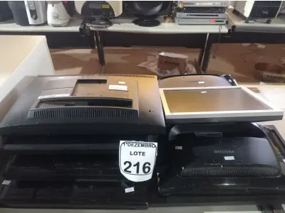 LOTE 216 - 11 MONITORES MARCAS E MODELOS DIVERSOS P/RETIRADA DE PEÇAS. (TODOS S/PÉ). (NO ESTADO) ATENÇÃO! FAZER A VISITAÇÃO ANTES DE ARREMATAR, NÃO SABEMOS SE FUNCIONA. LEILÃO NÃO TEM GARANTIA E NEM DEVOLUÇÃO, SUJEITO A POSSÍVEIS AVARIAS VISÍVEIS/OCULTAS E/OU AUSÊNCIA DE COMPONENTES.