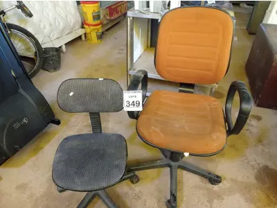 LOTE 349 - 02 CADEIRAS GIRATÓRIAS P/ESCRITÓRIO. (NO ESTADO) ATENÇÃO! FAZER A VISITAÇÃO ANTES DE ARREMATAR, NÃO SABEMOS SE FUNCIONA. LEILÃO NÃO TEM GARANTIA E NEM DEVOLUÇÃO, SUJEITO A POSSÍVEIS AVARIAS VISÍVEIS/OCULTAS E/OU AUSÊNCIA DE COMPONENTES.