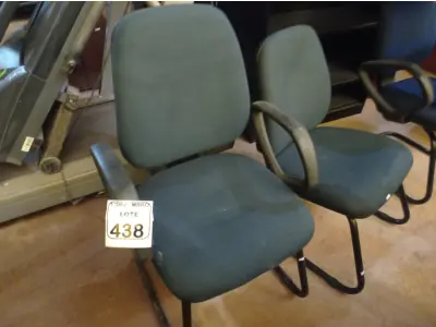 LOTE 438 - 02 CADEIRAS PÉ FIXO EM TECIDO NA COR AZUL. (NO ESTADO) ATENÇÃO! FAZER A VISITAÇÃO ANTES DE ARREMATAR, NÃO SABEMOS SE FUNCIONA. LEILÃO NÃO TEM GARANTIA E NEM DEVOLUÇÃO, SUJEITO A POSSÍVEIS AVARIAS VISÍVEIS/OCULTAS E/OU AUSÊNCIA DE COMPONENTES.