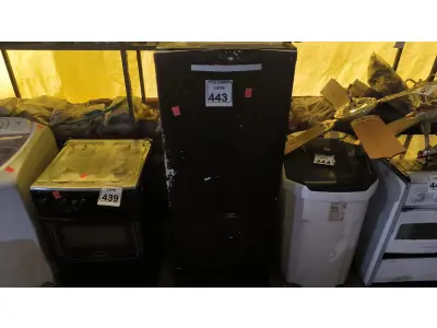 LOTE 443 - 01 GELADEIRA NA COR PRETA. (NO ESTADO) ATENÇÃO! FAZER A VISITAÇÃO ANTES DE ARREMATAR, NÃO SABEMOS SE FUNCIONA. LEILÃO NÃO TEM GARANTIA E NEM DEVOLUÇÃO, SUJEITO A POSSÍVEIS AVARIAS VISÍVEIS/OCULTAS E/OU AUSÊNCIA DE COMPONENTES.