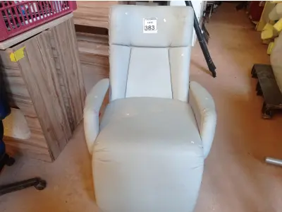 LOTE 383 - 01 POLTRONA. (NO ESTADO) ATENÇÃO! FAZER A VISITAÇÃO ANTES DE ARREMATAR, NÃO SABEMOS SE FUNCIONA. LEILÃO NÃO TEM GARANTIA E NEM DEVOLUÇÃO, SUJEITO A POSSÍVEIS AVARIAS VISÍVEIS/OCULTAS E/OU AUSÊNCIA DE COMPONENTES.