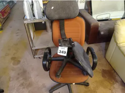 LOTE 349 - 02 CADEIRAS GIRATÓRIAS P/ESCRITÓRIO. (NO ESTADO) ATENÇÃO! FAZER A VISITAÇÃO ANTES DE ARREMATAR, NÃO SABEMOS SE FUNCIONA. LEILÃO NÃO TEM GARANTIA E NEM DEVOLUÇÃO, SUJEITO A POSSÍVEIS AVARIAS VISÍVEIS/OCULTAS E/OU AUSÊNCIA DE COMPONENTES.