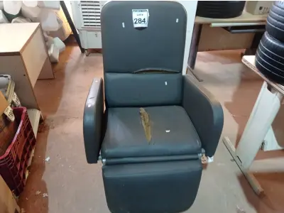 LOTE 284 - 01 CADEIRA DE DESCANSO. (NO ESTADO) ATENÇÃO! FAZER A VISITAÇÃO ANTES DE ARREMATAR, NÃO SABEMOS SE FUNCIONA. LEILÃO NÃO TEM GARANTIA E NEM DEVOLUÇÃO, SUJEITO A POSSÍVEIS AVARIAS VISÍVEIS/OCULTAS E/OU AUSÊNCIA DE COMPONENTES.