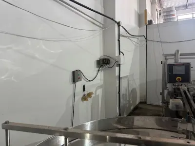 LOTE 001 - 01 FÁBRICA DE BEBIDAS COMPLETA, PRONTA PARA A OPERAÇÃO. OS EQUIPAMENTOS SERVEM PARA ENVASE DE LÍQUIDOS E PODEM SER USADOS PARA SUCO, ÁGUA MINERAL, CHÁ, KOMBUCHA, CERVEJA, VINHO, LEITE E IOGURTE. TODOS OS EQUIPAMENTOS QUE ENTRAM EM CONTATO COM A BEBIDA SEGUEM AS NORMAS EXIGIDAS PELO MINISTÉRIO DA AGRICULTURA (DE INOX OU OUTRO MATERIAL INERTE, FACILMENTE LAVÁVEIS E DESMONTÁVEIS). SÃO MODERNOS E DE ALTÍSSIMA QUALIDADE. A ENVASADORA CAVALARI POSSUI CAPACIDADE PARA PRODUZIR 4400 GARRAFAS POR HORA, JÁ FECHADAS, E É DE FÁCIL OPERAÇÃO, SENDO NECESSÁRIO SOMENTE 2 FUNCIONÁRIOS PARA OPERÁ-LA (UM NA ENTRADA DAS GARRAFAS E OUTRO NA SAÍDA), SEM QUE TENHAM CONTATO COM O LÍQUIDO ENVASADO, AUMENTANDO A SEGURANÇA SANITÁRIA. A CÂMARA FRIA POSSUI SISTEMA ONLINE ONDE É POSSÍVEL VERIFICAR A TEMPERATURA DA MESMA POR APLICATIVO NO CELULAR. TODOS OS EQUIPAMENTOS FUNCIONAM PERFEITAMENTE E SUA MANUTENÇÃO ERA FREQUENTE, O ÓLEO DOS COMPRESSORES SEMPRE FOI TROCADO NA DATA CERTA, E TODOS OS EQUIPAMENTOS SEMPRE FICARAM PROTEGIDOS DENTRO DA FÁBRICA. IDEAL PARA QUEM QUER COMEÇAR UM NEGÓCIO NA ÁREA DE BEBIDAS OU LATICÍNIOS, OU QUER AMPLIAR O SEU NEGÓCIO E DEIXAR A PRODUÇÃO MAIS SEGURA E EFICIENTE.(NO ESTADO)