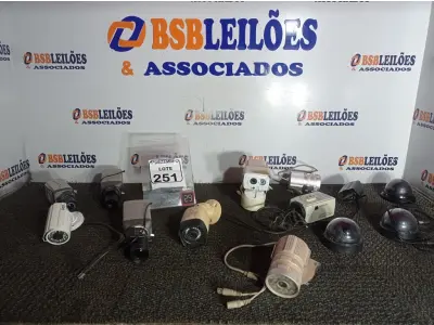 LOTE 251 - 01 LOTE C/VÁRIAS CÂMERAS DE SEGURANÇA MARCAS E MODELOS DIVERSOS. (NO ESTADO) ATENÇÃO! FAZER A VISITAÇÃO ANTES DE ARREMATAR, NÃO SABEMOS SE FUNCIONA. LEILÃO NÃO TEM GARANTIA E NEM DEVOLUÇÃO, SUJEITO A POSSÍVEIS AVARIAS VISÍVEIS/OCULTAS E/OU AUSÊNCIA DE COMPONENTES.