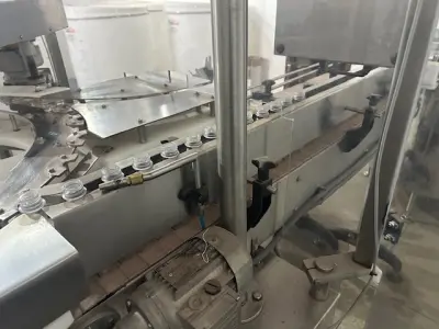 LOTE 001 - 01 FÁBRICA DE BEBIDAS COMPLETA, PRONTA PARA A OPERAÇÃO. OS EQUIPAMENTOS SERVEM PARA ENVASE DE LÍQUIDOS E PODEM SER USADOS PARA SUCO, ÁGUA MINERAL, CHÁ, KOMBUCHA, CERVEJA, VINHO, LEITE E IOGURTE. TODOS OS EQUIPAMENTOS QUE ENTRAM EM CONTATO COM A BEBIDA SEGUEM AS NORMAS EXIGIDAS PELO MINISTÉRIO DA AGRICULTURA (DE INOX OU OUTRO MATERIAL INERTE, FACILMENTE LAVÁVEIS E DESMONTÁVEIS). SÃO MODERNOS E DE ALTÍSSIMA QUALIDADE. A ENVASADORA CAVALARI POSSUI CAPACIDADE PARA PRODUZIR 4400 GARRAFAS POR HORA, JÁ FECHADAS, E É DE FÁCIL OPERAÇÃO, SENDO NECESSÁRIO SOMENTE 2 FUNCIONÁRIOS PARA OPERÁ-LA (UM NA ENTRADA DAS GARRAFAS E OUTRO NA SAÍDA), SEM QUE TENHAM CONTATO COM O LÍQUIDO ENVASADO, AUMENTANDO A SEGURANÇA SANITÁRIA. A CÂMARA FRIA POSSUI SISTEMA ONLINE ONDE É POSSÍVEL VERIFICAR A TEMPERATURA DA MESMA POR APLICATIVO NO CELULAR. TODOS OS EQUIPAMENTOS FUNCIONAM PERFEITAMENTE E SUA MANUTENÇÃO ERA FREQUENTE, O ÓLEO DOS COMPRESSORES SEMPRE FOI TROCADO NA DATA CERTA, E TODOS OS EQUIPAMENTOS SEMPRE FICARAM PROTEGIDOS DENTRO DA FÁBRICA. IDEAL PARA QUEM QUER COMEÇAR UM NEGÓCIO NA ÁREA DE BEBIDAS OU LATICÍNIOS, OU QUER AMPLIAR O SEU NEGÓCIO E DEIXAR A PRODUÇÃO MAIS SEGURA E EFICIENTE.(NO ESTADO)
