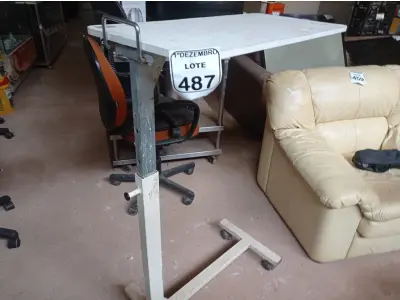 LOTE 487 - 01 MESAS COM RODINHAS E REGULADOR DE ALTURA. (NO ESTADO) ATENÇÃO! FAZER A VISITAÇÃO ANTES DE ARREMATAR, NÃO SABEMOS SE FUNCIONA. LEILÃO NÃO TEM GARANTIA E NEM DEVOLUÇÃO, SUJEITO A POSSÍVEIS AVARIAS VISÍVEIS/OCULTAS E/OU AUSÊNCIA DE COMPONENTES.
