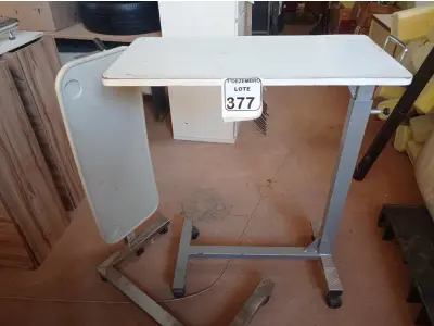 LOTE 377 - 02 MESAS P/REFEIÇÃO C/REGULADOR DE ALTURA. (NO ESTADO) ATENÇÃO! FAZER A VISITAÇÃO ANTES DE ARREMATAR, NÃO SABEMOS SE FUNCIONA. LEILÃO NÃO TEM GARANTIA E NEM DEVOLUÇÃO, SUJEITO A POSSÍVEIS AVARIAS VISÍVEIS/OCULTAS E/OU AUSÊNCIA DE COMPONENTES.