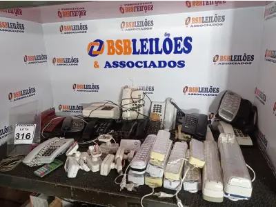 LOTE 316 - 01 LOTE C/VÁRIOS APARELHOS TELEFÔNICOS, LUMINÁRIAS DE EMERGÊNCIA E MATERIAIS DIVERSOS. (NO ESTADO) ATENÇÃO! FAZER A VISITAÇÃO ANTES DE ARREMATAR, NÃO SABEMOS SE FUNCIONA. LEILÃO NÃO TEM GARANTIA E NEM DEVOLUÇÃO, SUJEITO A POSSÍVEIS AVARIAS VISÍVEIS/OCULTAS E/OU AUSÊNCIA DE COMPONENTES.