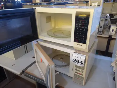 LOTE 264 - 02 MICRO-ONDAS C/PRATO MARCA BRASTEMP E PANASONIC. (NO ESTADO) ATENÇÃO! FAZER A VISITAÇÃO ANTES DE ARREMATAR, NÃO SABEMOS SE FUNCIONA. LEILÃO NÃO TEM GARANTIA E NEM DEVOLUÇÃO, SUJEITO A POSSÍVEIS AVARIAS VISÍVEIS/OCULTAS E/OU AUSÊNCIA DE COMPONENTES.