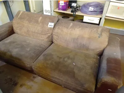 LOTE 343 - 01 SOFÁ RECLINÁVEL DE DOIS LUGARES CORINHO NA COR MARROM. (NO ESTADO) ATENÇÃO! FAZER A VISITAÇÃO ANTES DE ARREMATAR, NÃO SABEMOS SE FUNCIONA. LEILÃO NÃO TEM GARANTIA E NEM DEVOLUÇÃO, SUJEITO A POSSÍVEIS AVARIAS VISÍVEIS/OCULTAS E/OU AUSÊNCIA DE COMPONENTES.