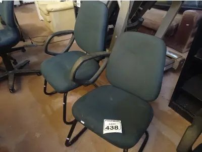 LOTE 438 - 02 CADEIRAS PÉ FIXO EM TECIDO NA COR AZUL. (NO ESTADO) ATENÇÃO! FAZER A VISITAÇÃO ANTES DE ARREMATAR, NÃO SABEMOS SE FUNCIONA. LEILÃO NÃO TEM GARANTIA E NEM DEVOLUÇÃO, SUJEITO A POSSÍVEIS AVARIAS VISÍVEIS/OCULTAS E/OU AUSÊNCIA DE COMPONENTES.