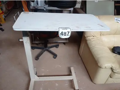 LOTE 487 - 01 MESAS COM RODINHAS E REGULADOR DE ALTURA. (NO ESTADO) ATENÇÃO! FAZER A VISITAÇÃO ANTES DE ARREMATAR, NÃO SABEMOS SE FUNCIONA. LEILÃO NÃO TEM GARANTIA E NEM DEVOLUÇÃO, SUJEITO A POSSÍVEIS AVARIAS VISÍVEIS/OCULTAS E/OU AUSÊNCIA DE COMPONENTES.