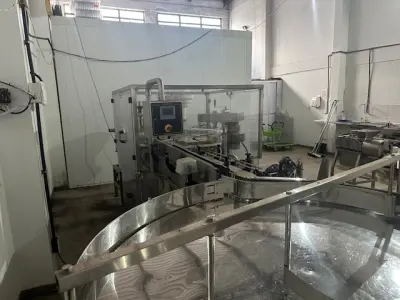 LOTE 001 - 01 FÁBRICA DE BEBIDAS COMPLETA, PRONTA PARA A OPERAÇÃO. OS EQUIPAMENTOS SERVEM PARA ENVASE DE LÍQUIDOS E PODEM SER USADOS PARA SUCO, ÁGUA MINERAL, CHÁ, KOMBUCHA, CERVEJA, VINHO, LEITE E IOGURTE. TODOS OS EQUIPAMENTOS QUE ENTRAM EM CONTATO COM A BEBIDA SEGUEM AS NORMAS EXIGIDAS PELO MINISTÉRIO DA AGRICULTURA (DE INOX OU OUTRO MATERIAL INERTE, FACILMENTE LAVÁVEIS E DESMONTÁVEIS). SÃO MODERNOS E DE ALTÍSSIMA QUALIDADE. A ENVASADORA CAVALARI POSSUI CAPACIDADE PARA PRODUZIR 4400 GARRAFAS POR HORA, JÁ FECHADAS, E É DE FÁCIL OPERAÇÃO, SENDO NECESSÁRIO SOMENTE 2 FUNCIONÁRIOS PARA OPERÁ-LA (UM NA ENTRADA DAS GARRAFAS E OUTRO NA SAÍDA), SEM QUE TENHAM CONTATO COM O LÍQUIDO ENVASADO, AUMENTANDO A SEGURANÇA SANITÁRIA. A CÂMARA FRIA POSSUI SISTEMA ONLINE ONDE É POSSÍVEL VERIFICAR A TEMPERATURA DA MESMA POR APLICATIVO NO CELULAR. TODOS OS EQUIPAMENTOS FUNCIONAM PERFEITAMENTE E SUA MANUTENÇÃO ERA FREQUENTE, O ÓLEO DOS COMPRESSORES SEMPRE FOI TROCADO NA DATA CERTA, E TODOS OS EQUIPAMENTOS SEMPRE FICARAM PROTEGIDOS DENTRO DA FÁBRICA. IDEAL PARA QUEM QUER COMEÇAR UM NEGÓCIO NA ÁREA DE BEBIDAS OU LATICÍNIOS, OU QUER AMPLIAR O SEU NEGÓCIO E DEIXAR A PRODUÇÃO MAIS SEGURA E EFICIENTE.(NO ESTADO)