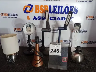LOTE 245 - 01 LOTE C/VÁRIAS LUMINÁRIAS E ABAJURES MARCAS E MODELOS DIVERSOS. (NO ESTADO) ATENÇÃO! FAZER A VISITAÇÃO ANTES DE ARREMATAR, NÃO SABEMOS SE FUNCIONA. LEILÃO NÃO TEM GARANTIA E NEM DEVOLUÇÃO, SUJEITO A POSSÍVEIS AVARIAS VISÍVEIS/OCULTAS E/OU AUSÊNCIA DE COMPONENTES.