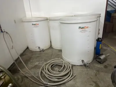 LOTE 001 - 01 FÁBRICA DE BEBIDAS COMPLETA, PRONTA PARA A OPERAÇÃO. OS EQUIPAMENTOS SERVEM PARA ENVASE DE LÍQUIDOS E PODEM SER USADOS PARA SUCO, ÁGUA MINERAL, CHÁ, KOMBUCHA, CERVEJA, VINHO, LEITE E IOGURTE. TODOS OS EQUIPAMENTOS QUE ENTRAM EM CONTATO COM A BEBIDA SEGUEM AS NORMAS EXIGIDAS PELO MINISTÉRIO DA AGRICULTURA (DE INOX OU OUTRO MATERIAL INERTE, FACILMENTE LAVÁVEIS E DESMONTÁVEIS). SÃO MODERNOS E DE ALTÍSSIMA QUALIDADE. A ENVASADORA CAVALARI POSSUI CAPACIDADE PARA PRODUZIR 4400 GARRAFAS POR HORA, JÁ FECHADAS, E É DE FÁCIL OPERAÇÃO, SENDO NECESSÁRIO SOMENTE 2 FUNCIONÁRIOS PARA OPERÁ-LA (UM NA ENTRADA DAS GARRAFAS E OUTRO NA SAÍDA), SEM QUE TENHAM CONTATO COM O LÍQUIDO ENVASADO, AUMENTANDO A SEGURANÇA SANITÁRIA. A CÂMARA FRIA POSSUI SISTEMA ONLINE ONDE É POSSÍVEL VERIFICAR A TEMPERATURA DA MESMA POR APLICATIVO NO CELULAR. TODOS OS EQUIPAMENTOS FUNCIONAM PERFEITAMENTE E SUA MANUTENÇÃO ERA FREQUENTE, O ÓLEO DOS COMPRESSORES SEMPRE FOI TROCADO NA DATA CERTA, E TODOS OS EQUIPAMENTOS SEMPRE FICARAM PROTEGIDOS DENTRO DA FÁBRICA. IDEAL PARA QUEM QUER COMEÇAR UM NEGÓCIO NA ÁREA DE BEBIDAS OU LATICÍNIOS, OU QUER AMPLIAR O SEU NEGÓCIO E DEIXAR A PRODUÇÃO MAIS SEGURA E EFICIENTE.(NO ESTADO)