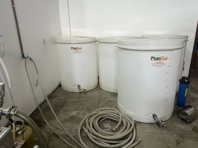 LOTE 001 - 01 FÁBRICA DE BEBIDAS COMPLETA, PRONTA PARA A OPERAÇÃO. OS EQUIPAMENTOS SERVEM PARA ENVASE DE LÍQUIDOS E PODEM SER USADOS PARA SUCO, ÁGUA MINERAL, CHÁ, KOMBUCHA, CERVEJA, VINHO, LEITE E IOGURTE. TODOS OS EQUIPAMENTOS QUE ENTRAM EM CONTATO COM A BEBIDA SEGUEM AS NORMAS EXIGIDAS PELO MINISTÉRIO DA AGRICULTURA (DE INOX OU OUTRO MATERIAL INERTE, FACILMENTE LAVÁVEIS E DESMONTÁVEIS). SÃO MODERNOS E DE ALTÍSSIMA QUALIDADE. A ENVASADORA CAVALARI POSSUI CAPACIDADE PARA PRODUZIR 4400 GARRAFAS POR HORA, JÁ FECHADAS, E É DE FÁCIL OPERAÇÃO, SENDO NECESSÁRIO SOMENTE 2 FUNCIONÁRIOS PARA OPERÁ-LA (UM NA ENTRADA DAS GARRAFAS E OUTRO NA SAÍDA), SEM QUE TENHAM CONTATO COM O LÍQUIDO ENVASADO, AUMENTANDO A SEGURANÇA SANITÁRIA. A CÂMARA FRIA POSSUI SISTEMA ONLINE ONDE É POSSÍVEL VERIFICAR A TEMPERATURA DA MESMA POR APLICATIVO NO CELULAR. TODOS OS EQUIPAMENTOS FUNCIONAM PERFEITAMENTE E SUA MANUTENÇÃO ERA FREQUENTE, O ÓLEO DOS COMPRESSORES SEMPRE FOI TROCADO NA DATA CERTA, E TODOS OS EQUIPAMENTOS SEMPRE FICARAM PROTEGIDOS DENTRO DA FÁBRICA. IDEAL PARA QUEM QUER COMEÇAR UM NEGÓCIO NA ÁREA DE BEBIDAS OU LATICÍNIOS, OU QUER AMPLIAR O SEU NEGÓCIO E DEIXAR A PRODUÇÃO MAIS SEGURA E EFICIENTE.(NO ESTADO)