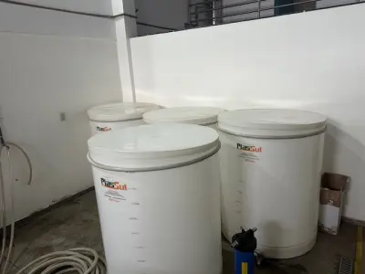 LOTE 001 - 01 FÁBRICA DE BEBIDAS COMPLETA, PRONTA PARA A OPERAÇÃO. OS EQUIPAMENTOS SERVEM PARA ENVASE DE LÍQUIDOS E PODEM SER USADOS PARA SUCO, ÁGUA MINERAL, CHÁ, KOMBUCHA, CERVEJA, VINHO, LEITE E IOGURTE. TODOS OS EQUIPAMENTOS QUE ENTRAM EM CONTATO COM A BEBIDA SEGUEM AS NORMAS EXIGIDAS PELO MINISTÉRIO DA AGRICULTURA (DE INOX OU OUTRO MATERIAL INERTE, FACILMENTE LAVÁVEIS E DESMONTÁVEIS). SÃO MODERNOS E DE ALTÍSSIMA QUALIDADE. A ENVASADORA CAVALARI POSSUI CAPACIDADE PARA PRODUZIR 4400 GARRAFAS POR HORA, JÁ FECHADAS, E É DE FÁCIL OPERAÇÃO, SENDO NECESSÁRIO SOMENTE 2 FUNCIONÁRIOS PARA OPERÁ-LA (UM NA ENTRADA DAS GARRAFAS E OUTRO NA SAÍDA), SEM QUE TENHAM CONTATO COM O LÍQUIDO ENVASADO, AUMENTANDO A SEGURANÇA SANITÁRIA. A CÂMARA FRIA POSSUI SISTEMA ONLINE ONDE É POSSÍVEL VERIFICAR A TEMPERATURA DA MESMA POR APLICATIVO NO CELULAR. TODOS OS EQUIPAMENTOS FUNCIONAM PERFEITAMENTE E SUA MANUTENÇÃO ERA FREQUENTE, O ÓLEO DOS COMPRESSORES SEMPRE FOI TROCADO NA DATA CERTA, E TODOS OS EQUIPAMENTOS SEMPRE FICARAM PROTEGIDOS DENTRO DA FÁBRICA. IDEAL PARA QUEM QUER COMEÇAR UM NEGÓCIO NA ÁREA DE BEBIDAS OU LATICÍNIOS, OU QUER AMPLIAR O SEU NEGÓCIO E DEIXAR A PRODUÇÃO MAIS SEGURA E EFICIENTE.(NO ESTADO)