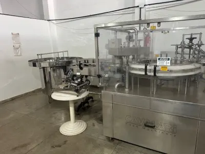 LOTE 001 - 01 FÁBRICA DE BEBIDAS COMPLETA, PRONTA PARA A OPERAÇÃO. OS EQUIPAMENTOS SERVEM PARA ENVASE DE LÍQUIDOS E PODEM SER USADOS PARA SUCO, ÁGUA MINERAL, CHÁ, KOMBUCHA, CERVEJA, VINHO, LEITE E IOGURTE. TODOS OS EQUIPAMENTOS QUE ENTRAM EM CONTATO COM A BEBIDA SEGUEM AS NORMAS EXIGIDAS PELO MINISTÉRIO DA AGRICULTURA (DE INOX OU OUTRO MATERIAL INERTE, FACILMENTE LAVÁVEIS E DESMONTÁVEIS). SÃO MODERNOS E DE ALTÍSSIMA QUALIDADE. A ENVASADORA CAVALARI POSSUI CAPACIDADE PARA PRODUZIR 4400 GARRAFAS POR HORA, JÁ FECHADAS, E É DE FÁCIL OPERAÇÃO, SENDO NECESSÁRIO SOMENTE 2 FUNCIONÁRIOS PARA OPERÁ-LA (UM NA ENTRADA DAS GARRAFAS E OUTRO NA SAÍDA), SEM QUE TENHAM CONTATO COM O LÍQUIDO ENVASADO, AUMENTANDO A SEGURANÇA SANITÁRIA. A CÂMARA FRIA POSSUI SISTEMA ONLINE ONDE É POSSÍVEL VERIFICAR A TEMPERATURA DA MESMA POR APLICATIVO NO CELULAR. TODOS OS EQUIPAMENTOS FUNCIONAM PERFEITAMENTE E SUA MANUTENÇÃO ERA FREQUENTE, O ÓLEO DOS COMPRESSORES SEMPRE FOI TROCADO NA DATA CERTA, E TODOS OS EQUIPAMENTOS SEMPRE FICARAM PROTEGIDOS DENTRO DA FÁBRICA. IDEAL PARA QUEM QUER COMEÇAR UM NEGÓCIO NA ÁREA DE BEBIDAS OU LATICÍNIOS, OU QUER AMPLIAR O SEU NEGÓCIO E DEIXAR A PRODUÇÃO MAIS SEGURA E EFICIENTE.(NO ESTADO)