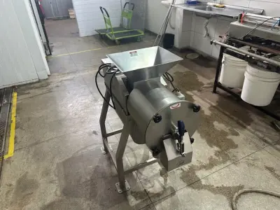 LOTE 001 - 01 FÁBRICA DE BEBIDAS COMPLETA, PRONTA PARA A OPERAÇÃO. OS EQUIPAMENTOS SERVEM PARA ENVASE DE LÍQUIDOS E PODEM SER USADOS PARA SUCO, ÁGUA MINERAL, CHÁ, KOMBUCHA, CERVEJA, VINHO, LEITE E IOGURTE. TODOS OS EQUIPAMENTOS QUE ENTRAM EM CONTATO COM A BEBIDA SEGUEM AS NORMAS EXIGIDAS PELO MINISTÉRIO DA AGRICULTURA (DE INOX OU OUTRO MATERIAL INERTE, FACILMENTE LAVÁVEIS E DESMONTÁVEIS). SÃO MODERNOS E DE ALTÍSSIMA QUALIDADE. A ENVASADORA CAVALARI POSSUI CAPACIDADE PARA PRODUZIR 4400 GARRAFAS POR HORA, JÁ FECHADAS, E É DE FÁCIL OPERAÇÃO, SENDO NECESSÁRIO SOMENTE 2 FUNCIONÁRIOS PARA OPERÁ-LA (UM NA ENTRADA DAS GARRAFAS E OUTRO NA SAÍDA), SEM QUE TENHAM CONTATO COM O LÍQUIDO ENVASADO, AUMENTANDO A SEGURANÇA SANITÁRIA. A CÂMARA FRIA POSSUI SISTEMA ONLINE ONDE É POSSÍVEL VERIFICAR A TEMPERATURA DA MESMA POR APLICATIVO NO CELULAR. TODOS OS EQUIPAMENTOS FUNCIONAM PERFEITAMENTE E SUA MANUTENÇÃO ERA FREQUENTE, O ÓLEO DOS COMPRESSORES SEMPRE FOI TROCADO NA DATA CERTA, E TODOS OS EQUIPAMENTOS SEMPRE FICARAM PROTEGIDOS DENTRO DA FÁBRICA. IDEAL PARA QUEM QUER COMEÇAR UM NEGÓCIO NA ÁREA DE BEBIDAS OU LATICÍNIOS, OU QUER AMPLIAR O SEU NEGÓCIO E DEIXAR A PRODUÇÃO MAIS SEGURA E EFICIENTE.(NO ESTADO)