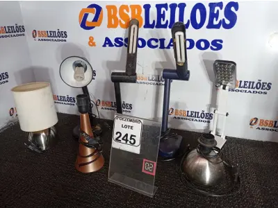 LOTE 245 - 01 LOTE C/VÁRIAS LUMINÁRIAS E ABAJURES MARCAS E MODELOS DIVERSOS. (NO ESTADO) ATENÇÃO! FAZER A VISITAÇÃO ANTES DE ARREMATAR, NÃO SABEMOS SE FUNCIONA. LEILÃO NÃO TEM GARANTIA E NEM DEVOLUÇÃO, SUJEITO A POSSÍVEIS AVARIAS VISÍVEIS/OCULTAS E/OU AUSÊNCIA DE COMPONENTES.