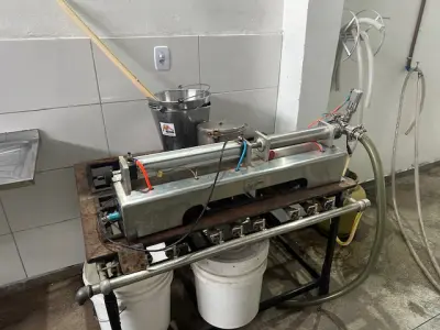 LOTE 001 - 01 FÁBRICA DE BEBIDAS COMPLETA, PRONTA PARA A OPERAÇÃO. OS EQUIPAMENTOS SERVEM PARA ENVASE DE LÍQUIDOS E PODEM SER USADOS PARA SUCO, ÁGUA MINERAL, CHÁ, KOMBUCHA, CERVEJA, VINHO, LEITE E IOGURTE. TODOS OS EQUIPAMENTOS QUE ENTRAM EM CONTATO COM A BEBIDA SEGUEM AS NORMAS EXIGIDAS PELO MINISTÉRIO DA AGRICULTURA (DE INOX OU OUTRO MATERIAL INERTE, FACILMENTE LAVÁVEIS E DESMONTÁVEIS). SÃO MODERNOS E DE ALTÍSSIMA QUALIDADE. A ENVASADORA CAVALARI POSSUI CAPACIDADE PARA PRODUZIR 4400 GARRAFAS POR HORA, JÁ FECHADAS, E É DE FÁCIL OPERAÇÃO, SENDO NECESSÁRIO SOMENTE 2 FUNCIONÁRIOS PARA OPERÁ-LA (UM NA ENTRADA DAS GARRAFAS E OUTRO NA SAÍDA), SEM QUE TENHAM CONTATO COM O LÍQUIDO ENVASADO, AUMENTANDO A SEGURANÇA SANITÁRIA. A CÂMARA FRIA POSSUI SISTEMA ONLINE ONDE É POSSÍVEL VERIFICAR A TEMPERATURA DA MESMA POR APLICATIVO NO CELULAR. TODOS OS EQUIPAMENTOS FUNCIONAM PERFEITAMENTE E SUA MANUTENÇÃO ERA FREQUENTE, O ÓLEO DOS COMPRESSORES SEMPRE FOI TROCADO NA DATA CERTA, E TODOS OS EQUIPAMENTOS SEMPRE FICARAM PROTEGIDOS DENTRO DA FÁBRICA. IDEAL PARA QUEM QUER COMEÇAR UM NEGÓCIO NA ÁREA DE BEBIDAS OU LATICÍNIOS, OU QUER AMPLIAR O SEU NEGÓCIO E DEIXAR A PRODUÇÃO MAIS SEGURA E EFICIENTE.(NO ESTADO)