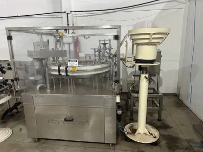 LOTE 001 - 01 FÁBRICA DE BEBIDAS COMPLETA, PRONTA PARA A OPERAÇÃO. OS EQUIPAMENTOS SERVEM PARA ENVASE DE LÍQUIDOS E PODEM SER USADOS PARA SUCO, ÁGUA MINERAL, CHÁ, KOMBUCHA, CERVEJA, VINHO, LEITE E IOGURTE. TODOS OS EQUIPAMENTOS QUE ENTRAM EM CONTATO COM A BEBIDA SEGUEM AS NORMAS EXIGIDAS PELO MINISTÉRIO DA AGRICULTURA (DE INOX OU OUTRO MATERIAL INERTE, FACILMENTE LAVÁVEIS E DESMONTÁVEIS). SÃO MODERNOS E DE ALTÍSSIMA QUALIDADE. A ENVASADORA CAVALARI POSSUI CAPACIDADE PARA PRODUZIR 4400 GARRAFAS POR HORA, JÁ FECHADAS, E É DE FÁCIL OPERAÇÃO, SENDO NECESSÁRIO SOMENTE 2 FUNCIONÁRIOS PARA OPERÁ-LA (UM NA ENTRADA DAS GARRAFAS E OUTRO NA SAÍDA), SEM QUE TENHAM CONTATO COM O LÍQUIDO ENVASADO, AUMENTANDO A SEGURANÇA SANITÁRIA. A CÂMARA FRIA POSSUI SISTEMA ONLINE ONDE É POSSÍVEL VERIFICAR A TEMPERATURA DA MESMA POR APLICATIVO NO CELULAR. TODOS OS EQUIPAMENTOS FUNCIONAM PERFEITAMENTE E SUA MANUTENÇÃO ERA FREQUENTE, O ÓLEO DOS COMPRESSORES SEMPRE FOI TROCADO NA DATA CERTA, E TODOS OS EQUIPAMENTOS SEMPRE FICARAM PROTEGIDOS DENTRO DA FÁBRICA. IDEAL PARA QUEM QUER COMEÇAR UM NEGÓCIO NA ÁREA DE BEBIDAS OU LATICÍNIOS, OU QUER AMPLIAR O SEU NEGÓCIO E DEIXAR A PRODUÇÃO MAIS SEGURA E EFICIENTE.(NO ESTADO)