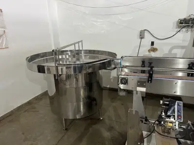 LOTE 001 - 01 FÁBRICA DE BEBIDAS COMPLETA, PRONTA PARA A OPERAÇÃO. OS EQUIPAMENTOS SERVEM PARA ENVASE DE LÍQUIDOS E PODEM SER USADOS PARA SUCO, ÁGUA MINERAL, CHÁ, KOMBUCHA, CERVEJA, VINHO, LEITE E IOGURTE. TODOS OS EQUIPAMENTOS QUE ENTRAM EM CONTATO COM A BEBIDA SEGUEM AS NORMAS EXIGIDAS PELO MINISTÉRIO DA AGRICULTURA (DE INOX OU OUTRO MATERIAL INERTE, FACILMENTE LAVÁVEIS E DESMONTÁVEIS). SÃO MODERNOS E DE ALTÍSSIMA QUALIDADE. A ENVASADORA CAVALARI POSSUI CAPACIDADE PARA PRODUZIR 4400 GARRAFAS POR HORA, JÁ FECHADAS, E É DE FÁCIL OPERAÇÃO, SENDO NECESSÁRIO SOMENTE 2 FUNCIONÁRIOS PARA OPERÁ-LA (UM NA ENTRADA DAS GARRAFAS E OUTRO NA SAÍDA), SEM QUE TENHAM CONTATO COM O LÍQUIDO ENVASADO, AUMENTANDO A SEGURANÇA SANITÁRIA. A CÂMARA FRIA POSSUI SISTEMA ONLINE ONDE É POSSÍVEL VERIFICAR A TEMPERATURA DA MESMA POR APLICATIVO NO CELULAR. TODOS OS EQUIPAMENTOS FUNCIONAM PERFEITAMENTE E SUA MANUTENÇÃO ERA FREQUENTE, O ÓLEO DOS COMPRESSORES SEMPRE FOI TROCADO NA DATA CERTA, E TODOS OS EQUIPAMENTOS SEMPRE FICARAM PROTEGIDOS DENTRO DA FÁBRICA. IDEAL PARA QUEM QUER COMEÇAR UM NEGÓCIO NA ÁREA DE BEBIDAS OU LATICÍNIOS, OU QUER AMPLIAR O SEU NEGÓCIO E DEIXAR A PRODUÇÃO MAIS SEGURA E EFICIENTE.(NO ESTADO)