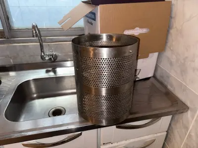 LOTE 001 - 01 FÁBRICA DE BEBIDAS COMPLETA, PRONTA PARA A OPERAÇÃO. OS EQUIPAMENTOS SERVEM PARA ENVASE DE LÍQUIDOS E PODEM SER USADOS PARA SUCO, ÁGUA MINERAL, CHÁ, KOMBUCHA, CERVEJA, VINHO, LEITE E IOGURTE. TODOS OS EQUIPAMENTOS QUE ENTRAM EM CONTATO COM A BEBIDA SEGUEM AS NORMAS EXIGIDAS PELO MINISTÉRIO DA AGRICULTURA (DE INOX OU OUTRO MATERIAL INERTE, FACILMENTE LAVÁVEIS E DESMONTÁVEIS). SÃO MODERNOS E DE ALTÍSSIMA QUALIDADE. A ENVASADORA CAVALARI POSSUI CAPACIDADE PARA PRODUZIR 4400 GARRAFAS POR HORA, JÁ FECHADAS, E É DE FÁCIL OPERAÇÃO, SENDO NECESSÁRIO SOMENTE 2 FUNCIONÁRIOS PARA OPERÁ-LA (UM NA ENTRADA DAS GARRAFAS E OUTRO NA SAÍDA), SEM QUE TENHAM CONTATO COM O LÍQUIDO ENVASADO, AUMENTANDO A SEGURANÇA SANITÁRIA. A CÂMARA FRIA POSSUI SISTEMA ONLINE ONDE É POSSÍVEL VERIFICAR A TEMPERATURA DA MESMA POR APLICATIVO NO CELULAR. TODOS OS EQUIPAMENTOS FUNCIONAM PERFEITAMENTE E SUA MANUTENÇÃO ERA FREQUENTE, O ÓLEO DOS COMPRESSORES SEMPRE FOI TROCADO NA DATA CERTA, E TODOS OS EQUIPAMENTOS SEMPRE FICARAM PROTEGIDOS DENTRO DA FÁBRICA. IDEAL PARA QUEM QUER COMEÇAR UM NEGÓCIO NA ÁREA DE BEBIDAS OU LATICÍNIOS, OU QUER AMPLIAR O SEU NEGÓCIO E DEIXAR A PRODUÇÃO MAIS SEGURA E EFICIENTE.(NO ESTADO)