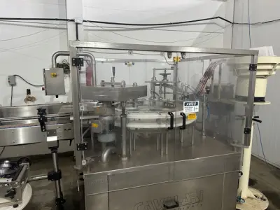 LOTE 001 - 01 FÁBRICA DE BEBIDAS COMPLETA, PRONTA PARA A OPERAÇÃO. OS EQUIPAMENTOS SERVEM PARA ENVASE DE LÍQUIDOS E PODEM SER USADOS PARA SUCO, ÁGUA MINERAL, CHÁ, KOMBUCHA, CERVEJA, VINHO, LEITE E IOGURTE. TODOS OS EQUIPAMENTOS QUE ENTRAM EM CONTATO COM A BEBIDA SEGUEM AS NORMAS EXIGIDAS PELO MINISTÉRIO DA AGRICULTURA (DE INOX OU OUTRO MATERIAL INERTE, FACILMENTE LAVÁVEIS E DESMONTÁVEIS). SÃO MODERNOS E DE ALTÍSSIMA QUALIDADE. A ENVASADORA CAVALARI POSSUI CAPACIDADE PARA PRODUZIR 4400 GARRAFAS POR HORA, JÁ FECHADAS, E É DE FÁCIL OPERAÇÃO, SENDO NECESSÁRIO SOMENTE 2 FUNCIONÁRIOS PARA OPERÁ-LA (UM NA ENTRADA DAS GARRAFAS E OUTRO NA SAÍDA), SEM QUE TENHAM CONTATO COM O LÍQUIDO ENVASADO, AUMENTANDO A SEGURANÇA SANITÁRIA. A CÂMARA FRIA POSSUI SISTEMA ONLINE ONDE É POSSÍVEL VERIFICAR A TEMPERATURA DA MESMA POR APLICATIVO NO CELULAR. TODOS OS EQUIPAMENTOS FUNCIONAM PERFEITAMENTE E SUA MANUTENÇÃO ERA FREQUENTE, O ÓLEO DOS COMPRESSORES SEMPRE FOI TROCADO NA DATA CERTA, E TODOS OS EQUIPAMENTOS SEMPRE FICARAM PROTEGIDOS DENTRO DA FÁBRICA. IDEAL PARA QUEM QUER COMEÇAR UM NEGÓCIO NA ÁREA DE BEBIDAS OU LATICÍNIOS, OU QUER AMPLIAR O SEU NEGÓCIO E DEIXAR A PRODUÇÃO MAIS SEGURA E EFICIENTE.(NO ESTADO)