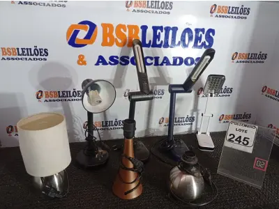 LOTE 245 - 01 LOTE C/VÁRIAS LUMINÁRIAS E ABAJURES MARCAS E MODELOS DIVERSOS. (NO ESTADO) ATENÇÃO! FAZER A VISITAÇÃO ANTES DE ARREMATAR, NÃO SABEMOS SE FUNCIONA. LEILÃO NÃO TEM GARANTIA E NEM DEVOLUÇÃO, SUJEITO A POSSÍVEIS AVARIAS VISÍVEIS/OCULTAS E/OU AUSÊNCIA DE COMPONENTES.