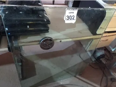 LOTE 302 - 01 VIDRO TRIPLO C/PASSAGEM COMUNICADORA. (NO ESTADO) ATENÇÃO! FAZER A VISITAÇÃO ANTES DE ARREMATAR, NÃO SABEMOS SE FUNCIONA. LEILÃO NÃO TEM GARANTIA E NEM DEVOLUÇÃO, SUJEITO A POSSÍVEIS AVARIAS VISÍVEIS/OCULTAS E/OU AUSÊNCIA DE COMPONENTES.