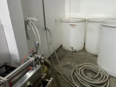 LOTE 001 - 01 FÁBRICA DE BEBIDAS COMPLETA, PRONTA PARA A OPERAÇÃO. OS EQUIPAMENTOS SERVEM PARA ENVASE DE LÍQUIDOS E PODEM SER USADOS PARA SUCO, ÁGUA MINERAL, CHÁ, KOMBUCHA, CERVEJA, VINHO, LEITE E IOGURTE. TODOS OS EQUIPAMENTOS QUE ENTRAM EM CONTATO COM A BEBIDA SEGUEM AS NORMAS EXIGIDAS PELO MINISTÉRIO DA AGRICULTURA (DE INOX OU OUTRO MATERIAL INERTE, FACILMENTE LAVÁVEIS E DESMONTÁVEIS). SÃO MODERNOS E DE ALTÍSSIMA QUALIDADE. A ENVASADORA CAVALARI POSSUI CAPACIDADE PARA PRODUZIR 4400 GARRAFAS POR HORA, JÁ FECHADAS, E É DE FÁCIL OPERAÇÃO, SENDO NECESSÁRIO SOMENTE 2 FUNCIONÁRIOS PARA OPERÁ-LA (UM NA ENTRADA DAS GARRAFAS E OUTRO NA SAÍDA), SEM QUE TENHAM CONTATO COM O LÍQUIDO ENVASADO, AUMENTANDO A SEGURANÇA SANITÁRIA. A CÂMARA FRIA POSSUI SISTEMA ONLINE ONDE É POSSÍVEL VERIFICAR A TEMPERATURA DA MESMA POR APLICATIVO NO CELULAR. TODOS OS EQUIPAMENTOS FUNCIONAM PERFEITAMENTE E SUA MANUTENÇÃO ERA FREQUENTE, O ÓLEO DOS COMPRESSORES SEMPRE FOI TROCADO NA DATA CERTA, E TODOS OS EQUIPAMENTOS SEMPRE FICARAM PROTEGIDOS DENTRO DA FÁBRICA. IDEAL PARA QUEM QUER COMEÇAR UM NEGÓCIO NA ÁREA DE BEBIDAS OU LATICÍNIOS, OU QUER AMPLIAR O SEU NEGÓCIO E DEIXAR A PRODUÇÃO MAIS SEGURA E EFICIENTE.(NO ESTADO)
