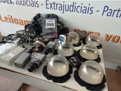 LOTE 098 - 01 LOTE C/VÁRIAS CÂMERAS DE SEGURANÇA E MEDIDORES DE PRESSÃO. DIVERSOS. (NO ESTADO) ATENÇÃO! FAZER A VISITAÇÃO ANTES DE ARREMATAR, NÃO SABEMOS SE FUNCIONA. LEILÃO NÃO TEM GARANTIA E NEM DEVOLUÇÃO, SUJEITO A POSSÍVEIS AVARIAS VISÍVEIS/OCULTAS E/OU AUSÊNCIA DE COMPONENTES.