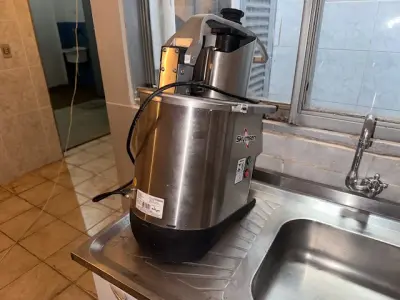 LOTE 001 - 01 FÁBRICA DE BEBIDAS COMPLETA, PRONTA PARA A OPERAÇÃO. OS EQUIPAMENTOS SERVEM PARA ENVASE DE LÍQUIDOS E PODEM SER USADOS PARA SUCO, ÁGUA MINERAL, CHÁ, KOMBUCHA, CERVEJA, VINHO, LEITE E IOGURTE. TODOS OS EQUIPAMENTOS QUE ENTRAM EM CONTATO COM A BEBIDA SEGUEM AS NORMAS EXIGIDAS PELO MINISTÉRIO DA AGRICULTURA (DE INOX OU OUTRO MATERIAL INERTE, FACILMENTE LAVÁVEIS E DESMONTÁVEIS). SÃO MODERNOS E DE ALTÍSSIMA QUALIDADE. A ENVASADORA CAVALARI POSSUI CAPACIDADE PARA PRODUZIR 4400 GARRAFAS POR HORA, JÁ FECHADAS, E É DE FÁCIL OPERAÇÃO, SENDO NECESSÁRIO SOMENTE 2 FUNCIONÁRIOS PARA OPERÁ-LA (UM NA ENTRADA DAS GARRAFAS E OUTRO NA SAÍDA), SEM QUE TENHAM CONTATO COM O LÍQUIDO ENVASADO, AUMENTANDO A SEGURANÇA SANITÁRIA. A CÂMARA FRIA POSSUI SISTEMA ONLINE ONDE É POSSÍVEL VERIFICAR A TEMPERATURA DA MESMA POR APLICATIVO NO CELULAR. TODOS OS EQUIPAMENTOS FUNCIONAM PERFEITAMENTE E SUA MANUTENÇÃO ERA FREQUENTE, O ÓLEO DOS COMPRESSORES SEMPRE FOI TROCADO NA DATA CERTA, E TODOS OS EQUIPAMENTOS SEMPRE FICARAM PROTEGIDOS DENTRO DA FÁBRICA. IDEAL PARA QUEM QUER COMEÇAR UM NEGÓCIO NA ÁREA DE BEBIDAS OU LATICÍNIOS, OU QUER AMPLIAR O SEU NEGÓCIO E DEIXAR A PRODUÇÃO MAIS SEGURA E EFICIENTE.(NO ESTADO)