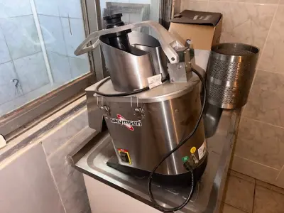 LOTE 001 - 01 FÁBRICA DE BEBIDAS COMPLETA, PRONTA PARA A OPERAÇÃO. OS EQUIPAMENTOS SERVEM PARA ENVASE DE LÍQUIDOS E PODEM SER USADOS PARA SUCO, ÁGUA MINERAL, CHÁ, KOMBUCHA, CERVEJA, VINHO, LEITE E IOGURTE. TODOS OS EQUIPAMENTOS QUE ENTRAM EM CONTATO COM A BEBIDA SEGUEM AS NORMAS EXIGIDAS PELO MINISTÉRIO DA AGRICULTURA (DE INOX OU OUTRO MATERIAL INERTE, FACILMENTE LAVÁVEIS E DESMONTÁVEIS). SÃO MODERNOS E DE ALTÍSSIMA QUALIDADE. A ENVASADORA CAVALARI POSSUI CAPACIDADE PARA PRODUZIR 4400 GARRAFAS POR HORA, JÁ FECHADAS, E É DE FÁCIL OPERAÇÃO, SENDO NECESSÁRIO SOMENTE 2 FUNCIONÁRIOS PARA OPERÁ-LA (UM NA ENTRADA DAS GARRAFAS E OUTRO NA SAÍDA), SEM QUE TENHAM CONTATO COM O LÍQUIDO ENVASADO, AUMENTANDO A SEGURANÇA SANITÁRIA. A CÂMARA FRIA POSSUI SISTEMA ONLINE ONDE É POSSÍVEL VERIFICAR A TEMPERATURA DA MESMA POR APLICATIVO NO CELULAR. TODOS OS EQUIPAMENTOS FUNCIONAM PERFEITAMENTE E SUA MANUTENÇÃO ERA FREQUENTE, O ÓLEO DOS COMPRESSORES SEMPRE FOI TROCADO NA DATA CERTA, E TODOS OS EQUIPAMENTOS SEMPRE FICARAM PROTEGIDOS DENTRO DA FÁBRICA. IDEAL PARA QUEM QUER COMEÇAR UM NEGÓCIO NA ÁREA DE BEBIDAS OU LATICÍNIOS, OU QUER AMPLIAR O SEU NEGÓCIO E DEIXAR A PRODUÇÃO MAIS SEGURA E EFICIENTE.(NO ESTADO)