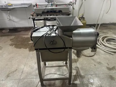 LOTE 001 - 01 FÁBRICA DE BEBIDAS COMPLETA, PRONTA PARA A OPERAÇÃO. OS EQUIPAMENTOS SERVEM PARA ENVASE DE LÍQUIDOS E PODEM SER USADOS PARA SUCO, ÁGUA MINERAL, CHÁ, KOMBUCHA, CERVEJA, VINHO, LEITE E IOGURTE. TODOS OS EQUIPAMENTOS QUE ENTRAM EM CONTATO COM A BEBIDA SEGUEM AS NORMAS EXIGIDAS PELO MINISTÉRIO DA AGRICULTURA (DE INOX OU OUTRO MATERIAL INERTE, FACILMENTE LAVÁVEIS E DESMONTÁVEIS). SÃO MODERNOS E DE ALTÍSSIMA QUALIDADE. A ENVASADORA CAVALARI POSSUI CAPACIDADE PARA PRODUZIR 4400 GARRAFAS POR HORA, JÁ FECHADAS, E É DE FÁCIL OPERAÇÃO, SENDO NECESSÁRIO SOMENTE 2 FUNCIONÁRIOS PARA OPERÁ-LA (UM NA ENTRADA DAS GARRAFAS E OUTRO NA SAÍDA), SEM QUE TENHAM CONTATO COM O LÍQUIDO ENVASADO, AUMENTANDO A SEGURANÇA SANITÁRIA. A CÂMARA FRIA POSSUI SISTEMA ONLINE ONDE É POSSÍVEL VERIFICAR A TEMPERATURA DA MESMA POR APLICATIVO NO CELULAR. TODOS OS EQUIPAMENTOS FUNCIONAM PERFEITAMENTE E SUA MANUTENÇÃO ERA FREQUENTE, O ÓLEO DOS COMPRESSORES SEMPRE FOI TROCADO NA DATA CERTA, E TODOS OS EQUIPAMENTOS SEMPRE FICARAM PROTEGIDOS DENTRO DA FÁBRICA. IDEAL PARA QUEM QUER COMEÇAR UM NEGÓCIO NA ÁREA DE BEBIDAS OU LATICÍNIOS, OU QUER AMPLIAR O SEU NEGÓCIO E DEIXAR A PRODUÇÃO MAIS SEGURA E EFICIENTE.(NO ESTADO)