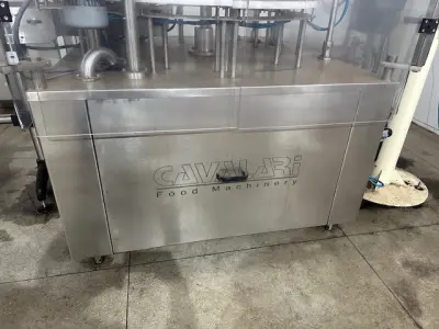 LOTE 001 - 01 FÁBRICA DE BEBIDAS COMPLETA, PRONTA PARA A OPERAÇÃO. OS EQUIPAMENTOS SERVEM PARA ENVASE DE LÍQUIDOS E PODEM SER USADOS PARA SUCO, ÁGUA MINERAL, CHÁ, KOMBUCHA, CERVEJA, VINHO, LEITE E IOGURTE. TODOS OS EQUIPAMENTOS QUE ENTRAM EM CONTATO COM A BEBIDA SEGUEM AS NORMAS EXIGIDAS PELO MINISTÉRIO DA AGRICULTURA (DE INOX OU OUTRO MATERIAL INERTE, FACILMENTE LAVÁVEIS E DESMONTÁVEIS). SÃO MODERNOS E DE ALTÍSSIMA QUALIDADE. A ENVASADORA CAVALARI POSSUI CAPACIDADE PARA PRODUZIR 4400 GARRAFAS POR HORA, JÁ FECHADAS, E É DE FÁCIL OPERAÇÃO, SENDO NECESSÁRIO SOMENTE 2 FUNCIONÁRIOS PARA OPERÁ-LA (UM NA ENTRADA DAS GARRAFAS E OUTRO NA SAÍDA), SEM QUE TENHAM CONTATO COM O LÍQUIDO ENVASADO, AUMENTANDO A SEGURANÇA SANITÁRIA. A CÂMARA FRIA POSSUI SISTEMA ONLINE ONDE É POSSÍVEL VERIFICAR A TEMPERATURA DA MESMA POR APLICATIVO NO CELULAR. TODOS OS EQUIPAMENTOS FUNCIONAM PERFEITAMENTE E SUA MANUTENÇÃO ERA FREQUENTE, O ÓLEO DOS COMPRESSORES SEMPRE FOI TROCADO NA DATA CERTA, E TODOS OS EQUIPAMENTOS SEMPRE FICARAM PROTEGIDOS DENTRO DA FÁBRICA. IDEAL PARA QUEM QUER COMEÇAR UM NEGÓCIO NA ÁREA DE BEBIDAS OU LATICÍNIOS, OU QUER AMPLIAR O SEU NEGÓCIO E DEIXAR A PRODUÇÃO MAIS SEGURA E EFICIENTE.(NO ESTADO)