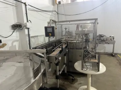 LOTE 001 - 01 FÁBRICA DE BEBIDAS COMPLETA, PRONTA PARA A OPERAÇÃO. OS EQUIPAMENTOS SERVEM PARA ENVASE DE LÍQUIDOS E PODEM SER USADOS PARA SUCO, ÁGUA MINERAL, CHÁ, KOMBUCHA, CERVEJA, VINHO, LEITE E IOGURTE. TODOS OS EQUIPAMENTOS QUE ENTRAM EM CONTATO COM A BEBIDA SEGUEM AS NORMAS EXIGIDAS PELO MINISTÉRIO DA AGRICULTURA (DE INOX OU OUTRO MATERIAL INERTE, FACILMENTE LAVÁVEIS E DESMONTÁVEIS). SÃO MODERNOS E DE ALTÍSSIMA QUALIDADE. A ENVASADORA CAVALARI POSSUI CAPACIDADE PARA PRODUZIR 4400 GARRAFAS POR HORA, JÁ FECHADAS, E É DE FÁCIL OPERAÇÃO, SENDO NECESSÁRIO SOMENTE 2 FUNCIONÁRIOS PARA OPERÁ-LA (UM NA ENTRADA DAS GARRAFAS E OUTRO NA SAÍDA), SEM QUE TENHAM CONTATO COM O LÍQUIDO ENVASADO, AUMENTANDO A SEGURANÇA SANITÁRIA. A CÂMARA FRIA POSSUI SISTEMA ONLINE ONDE É POSSÍVEL VERIFICAR A TEMPERATURA DA MESMA POR APLICATIVO NO CELULAR. TODOS OS EQUIPAMENTOS FUNCIONAM PERFEITAMENTE E SUA MANUTENÇÃO ERA FREQUENTE, O ÓLEO DOS COMPRESSORES SEMPRE FOI TROCADO NA DATA CERTA, E TODOS OS EQUIPAMENTOS SEMPRE FICARAM PROTEGIDOS DENTRO DA FÁBRICA. IDEAL PARA QUEM QUER COMEÇAR UM NEGÓCIO NA ÁREA DE BEBIDAS OU LATICÍNIOS, OU QUER AMPLIAR O SEU NEGÓCIO E DEIXAR A PRODUÇÃO MAIS SEGURA E EFICIENTE.(NO ESTADO)